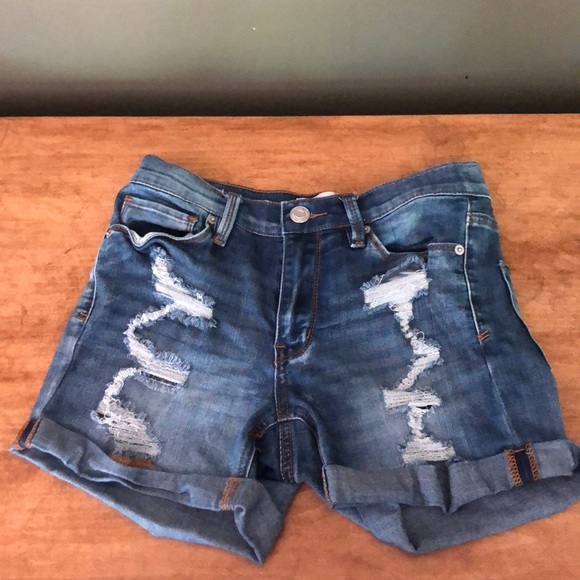 Mudd Pants - Midi ripped jean shorts